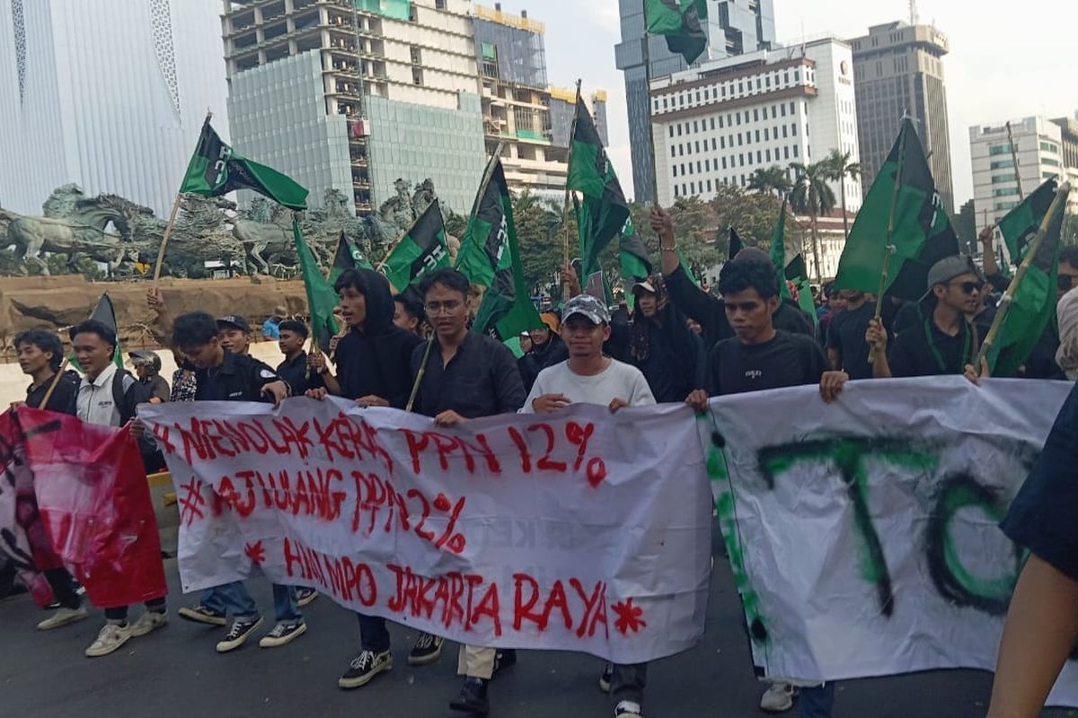 Demo Tolak PPN 12 Persen, Mahasiswa Berbendera HMI Padati Patung Kuda