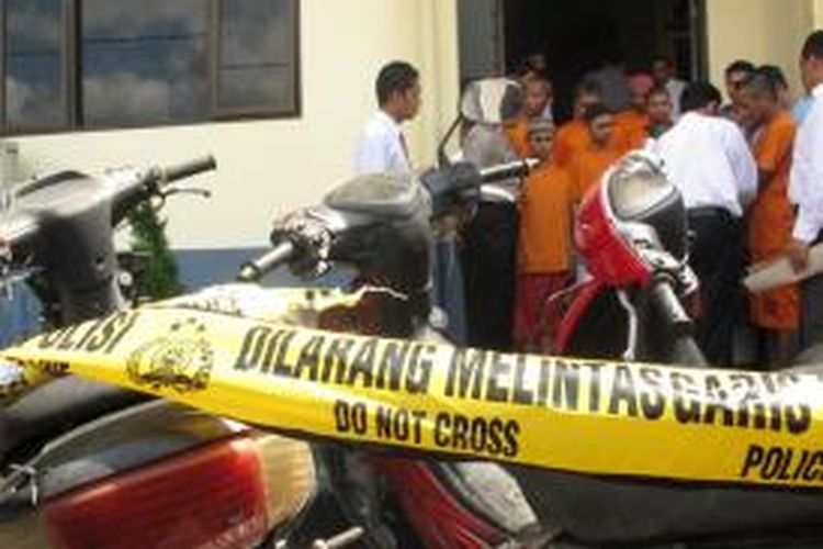 Beberapa barang bukti berupa sepeda motor dan para pelaku yang diamankan jajaran Polres Magelang, Senin (16/9/2013).