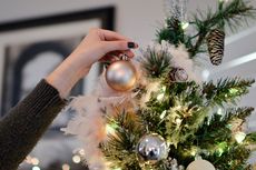 Berapa Banyak Lampu yang Dibutuhkan untuk Menghias Pohon Natal?