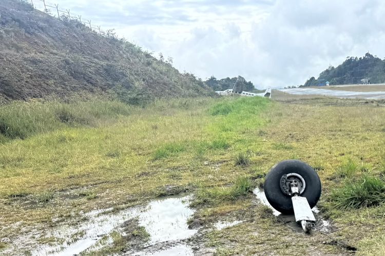Tergelincir, Ban Kiri Pesawat Asian One Air PK LTF Patah