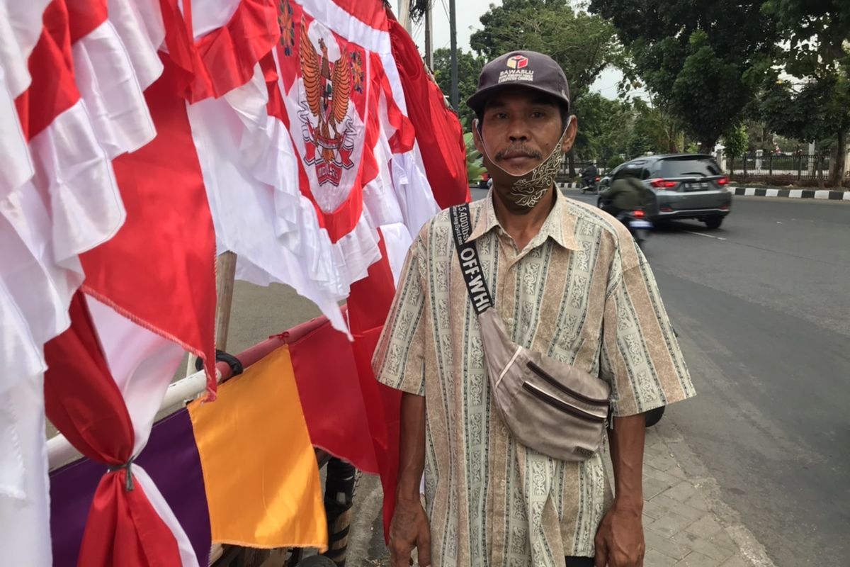 Surjana (72), penjual bendera Merah Putih di pinggir Jalan Raya Lenteng Agung, Jagakarsa, Jakarta. Surjana mulai berjualan bendera Merah Putih sejak ia berumur 10 tahun.