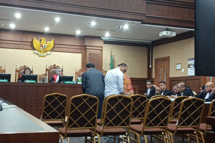 Eks Sekjen Kemnaker Heri Sudarmanto dan pihak Swasta Bayu Widodo Sugiarto menjadi saksi dalam sidang lanjutan kasus pemerasan pengurusan izin Rencana Penggunaan Tenaga Kerja Asing (RPTKA) di Kemnaker untuk terdakwa Haryanto, dkk di Pengadilan Tipikor Jakarta, Kamis (19/2/2026).