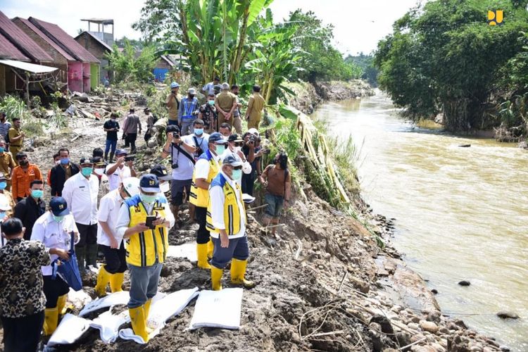 Menteri PUPR Basuki Hadimuljono meninjau lokasi banjir yang menerjang Perumahan De Flamboyan, Kelurahan Tanjung Selamat, Medan dan Kota Tebing Tinggi, Senin (7/12/2020).