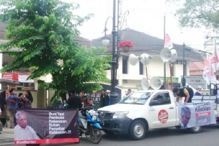Massa yang tergabung dalam Aliansi Pergerakan Islam (API) Jawa Barat mulai berdatangan ke Pengadilan Negeri (PN) Bandung, Selasa (13/6/2017). 
