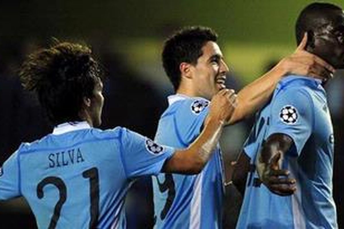 Penyerang Manchester City, Mario Balotelli (kanan), merayakan golnya ke gawang Villarreal, pada pertandingan Liga Champions, Rabu (2/11/2011).