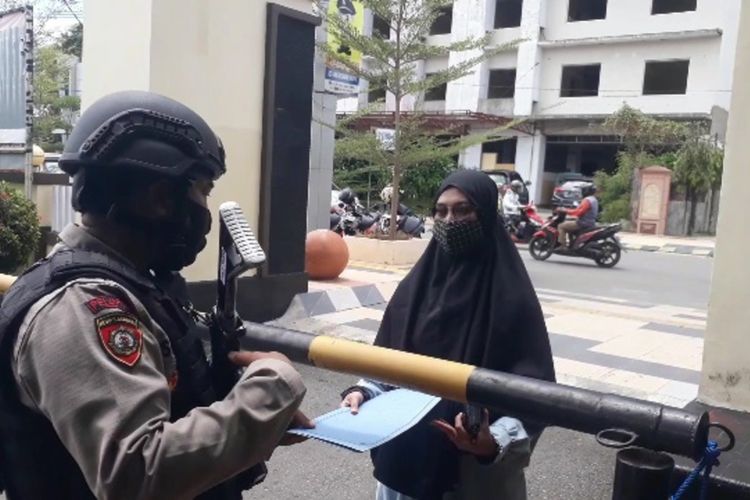 Pasca penyerangan teroris di Mabes Polri Jakarta, Kepolisian Polres Palopo, Sulawesi Selatan, melakukan penjagaan ketat dan memberlakukan sisitem satu pintu, Kamis (01/04/2021)