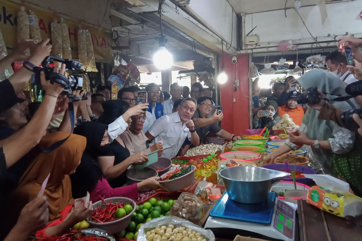 Mendag Zulkifli Hasan saat meninjau harga dan pasokan bapok di Pasar Rawamangun, Jakarta Timur, Senin (3/4/2023).