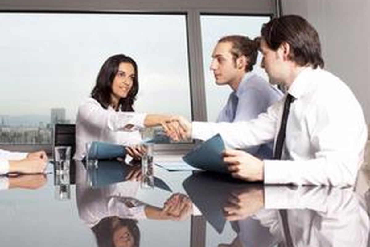 Jangan asal menerima tawaran pekerjaan bila belum jelas apa hak dan kewajiban Anda di perusahaan itu. Anda bukan sukarelawan.