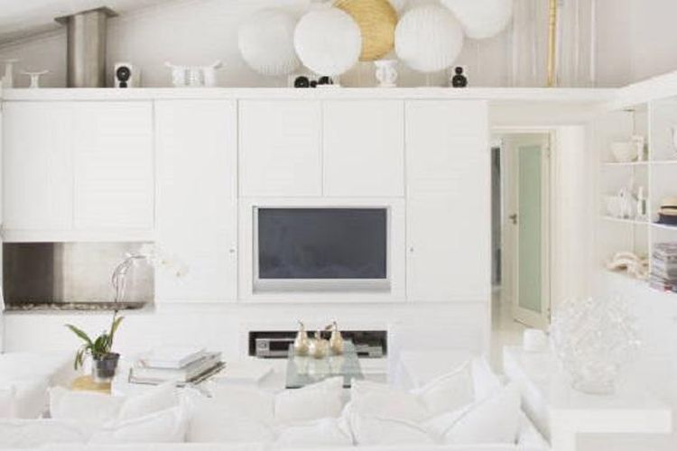 Saat Anda mengesampingkan warna-warna lain dan terobsesi dengan putih di ruangan keluarga rumah Anda, apakah Anda yakin bisa menjaga furnitur tetap putih?