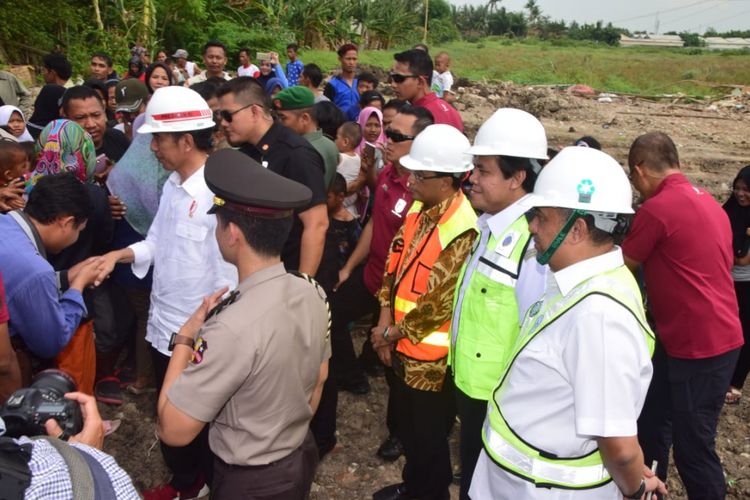 Presiden Joko Widodo meninjau proyek pembangunan di kawasan Bandara Soekarno-Hatta, Kamis (21/6/2018)
