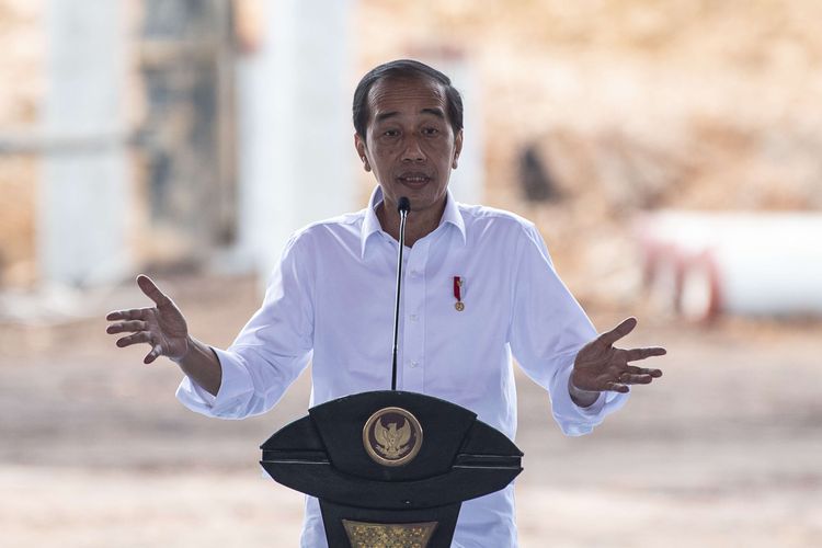 Presiden Joko Widodo memberikan arahan saat groundbreaking proyek hilirisasi batu bara menjadi dimetil eter (DME) di Kawasan Industri Tanjung Enim, Tanjung Lalang, Tanjung Agung, Muara Enim, Sumatera Selatan, Senin (24/1/2022). Proyek hilirisasi batu bara menjadi DME diperikirakan akan mendatangkan investasi asing dari Air Products and Chemicals Inc (APCI) sebesar 2,1 miliar dolar AS dengan utilisasi 6 juta ton batu bara per tahun dan menghasilkan 1,4 juta DME per tahun.