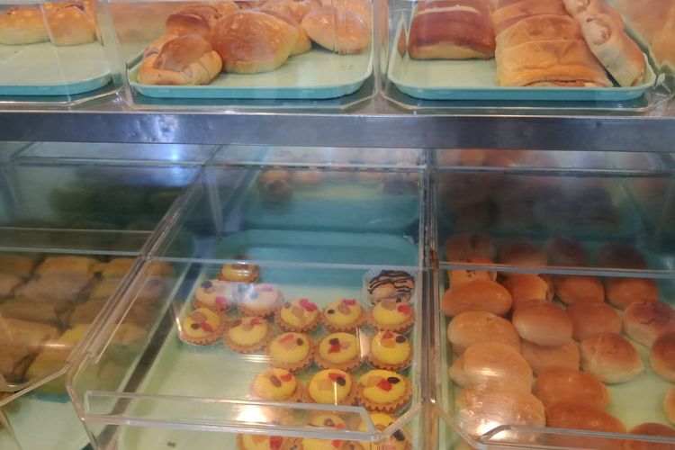 Aneka roti dan kue Sakura Anpan, toko bakery legendaris di Jakarta. 