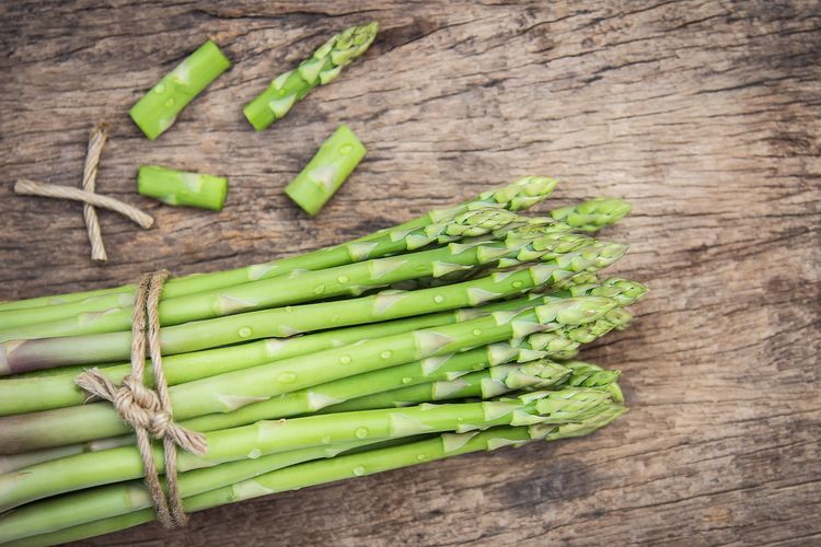 Jika dikonsumsi rutin, asparagus yang kaya akan folat bisa menunjang kesehatan jantung.