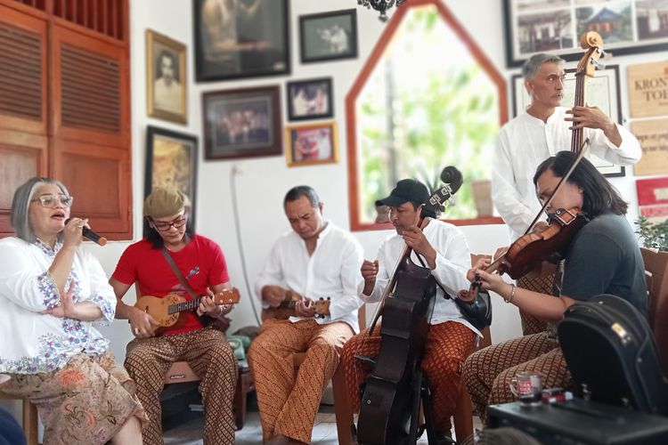 Orang tugu sedang memainkan lagu keroncong tugu di Kampung Tugu, Jakarta Utara, Rabu (27/9/2023).