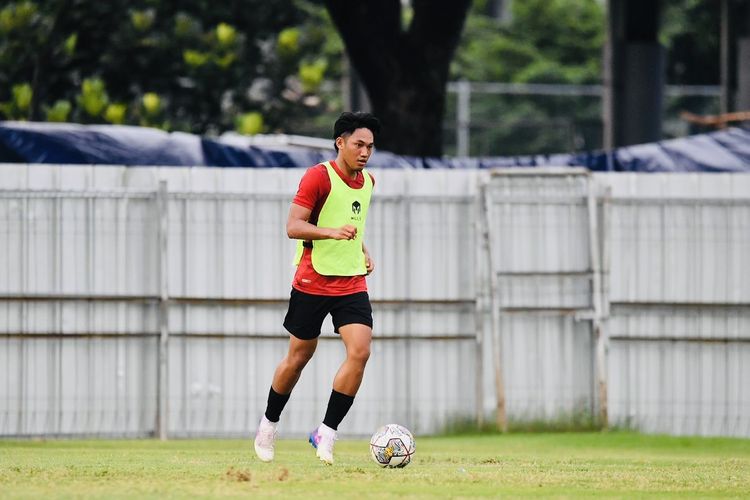 Pemain Persiba Balikpapan Salmani Bolang saat pemusatan latihan untuk persiapan SEA Games 2023 Kamboja.