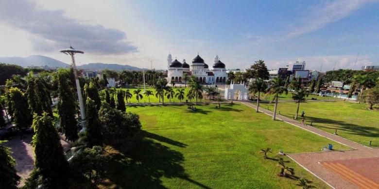 Masjid Baiturrahman, Banda Aceh pasca-10 tahun bencana gempa dan tsunami. Foto karya Chaideer M yang masuk dalam 10 nominator berdasar pilihan juri.