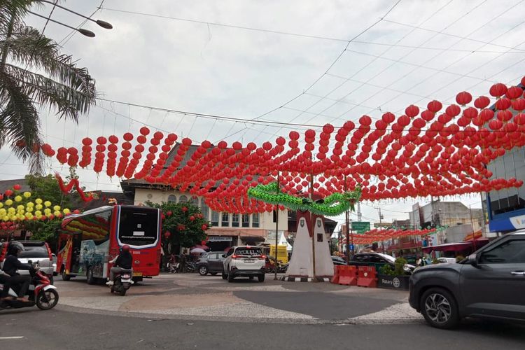 Suasana pelataran Pasar Gede Solo yang dihiasi lampion khas Imlek pada Rabu (7/2/2024) sore. Perayaan Imlek di Solo diharapkan dapat menarik kedatangan wisatawan dari dalam maupun luar daerah.