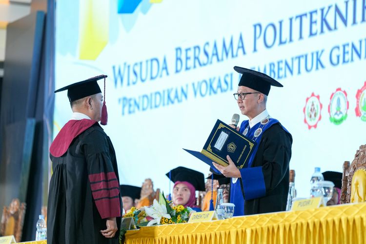 Menteri Perindustrian (Menperin) Agus Gumiwang Kartasasmita dalam acara Wisuda Bersama Politeknik dan Akademi Komunitas Kemenperin 2025 di Politeknik AKA Bogor, Kamis (27/11/2025).