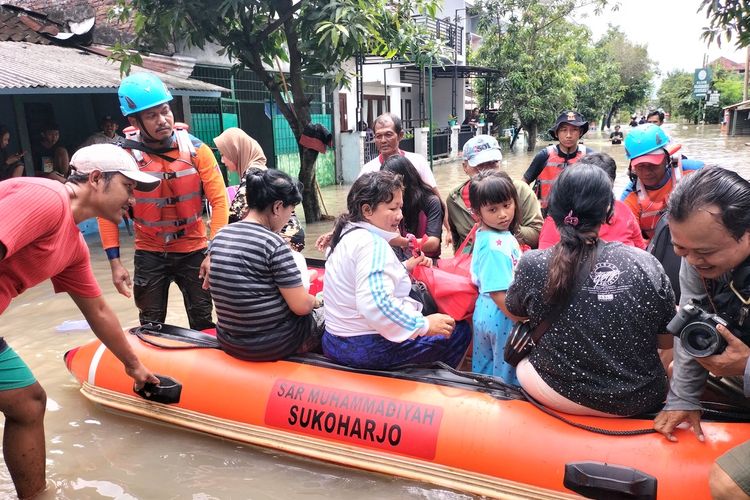 Kondisi banjir dan posko pengungsian, SD Negeri Joyotakan, Kecamatan Serengan, lebih dari ratusan warga mulai dari balita hingga lansia mengungsi, Jumat (17/2/2023).