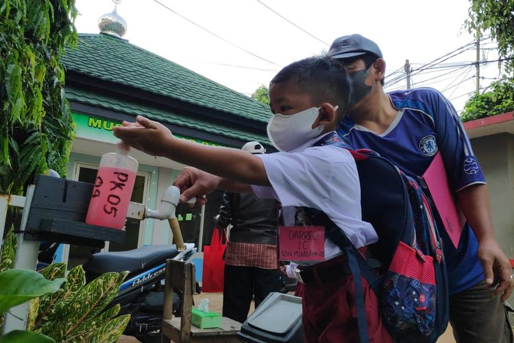 Sekolah Dasar Negeri (SDN) Pondok Kelapa 05 Pagi, Duren Sawit, Jakarta Timur, menggelar pembelajaraan tatap muka (PTM) terbatas mulai hari ini, Senin (30/8/2021).