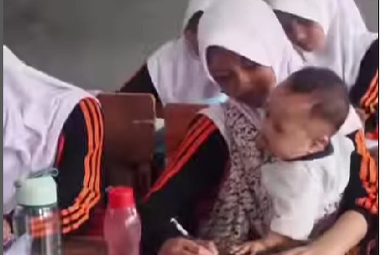 Seorang siswa perempuan bersekolah sambil mengasuh adiknya dan berdagang makanan kecil di Mts Al-Irsyad yang ada di Kampung Panyingkiran, Desa Situsaeur, Kecamatan Karangpawitan, Garut.