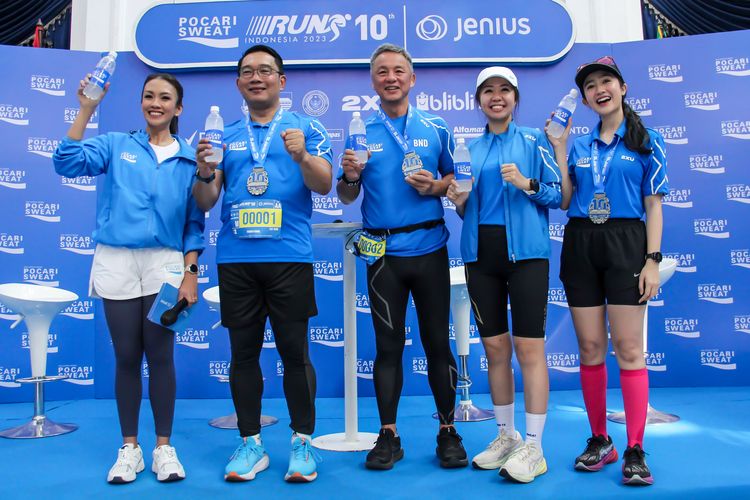 Sesi foto bersama Gubernur Jawa Barat Ridwan Kamil beserta Pimpinan PT Amerta Indah Onitsuka (tengah) Yoshihiro Bando dan Marketing Director Puspita Winawati, serta runner talent Febby Rastanty (paling kanan).