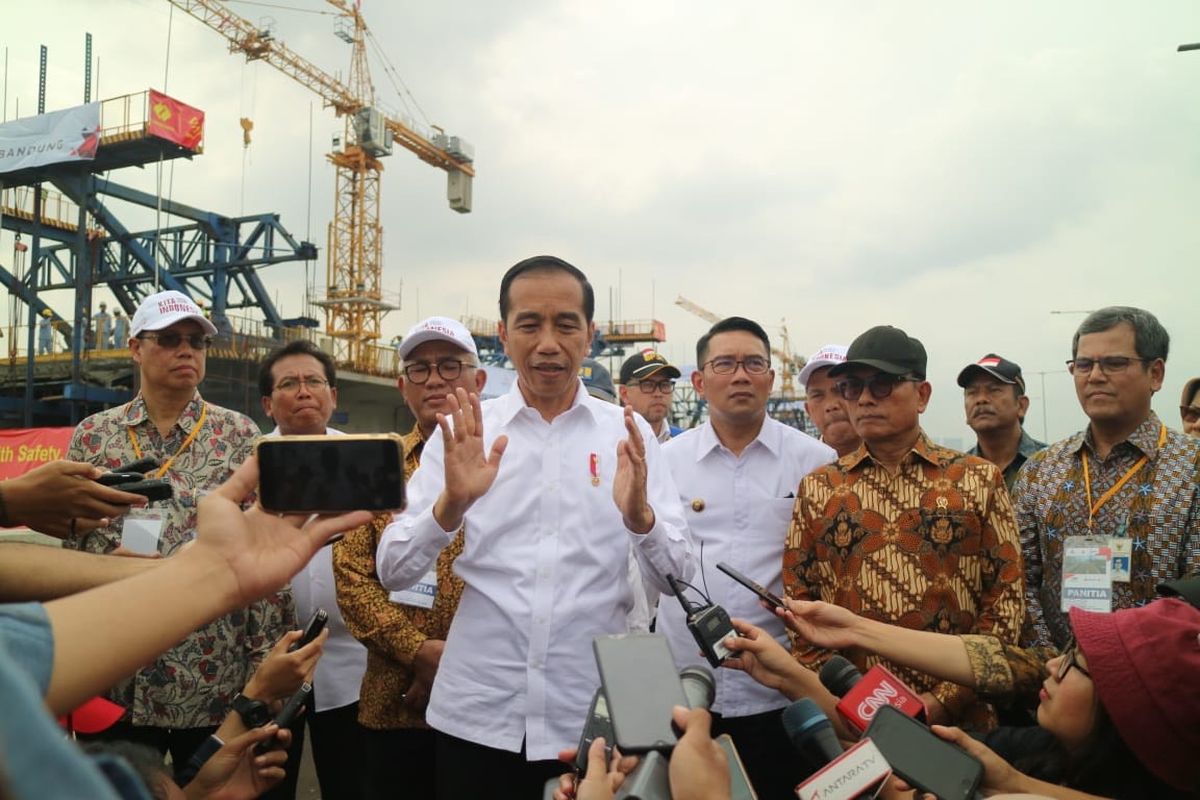 Jokowi meresmikan pembangunan Jalan Tol Jakarta-Cikampek II Elevated, di KM 38 Cikarang, Kamis (12/12/2019)