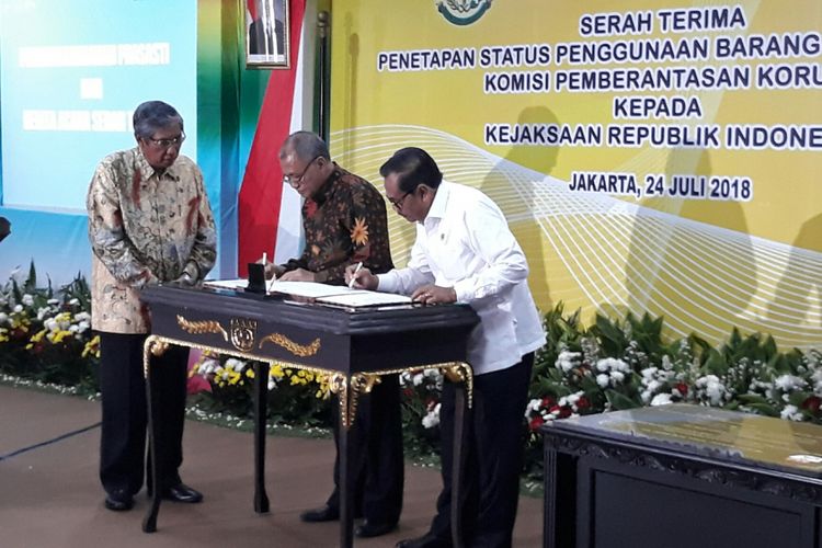 Penandatanganan kerja sama serah terima status penggunaan barang rampasan dari Komisi Pemberantasan Korupsi kepada Kejaksaan Agung RI di Jakarta, Selasa (24/7/2018).