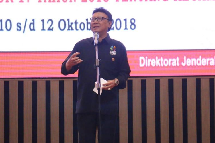 Menteri Dalam Negeri Tjahjo Kumolo ketika berkunjung di Palembang, Sumatera Selatan dalam Kegiatan Rapat Koordinasi Nasional (Rakornas) regional II tahun 2018.