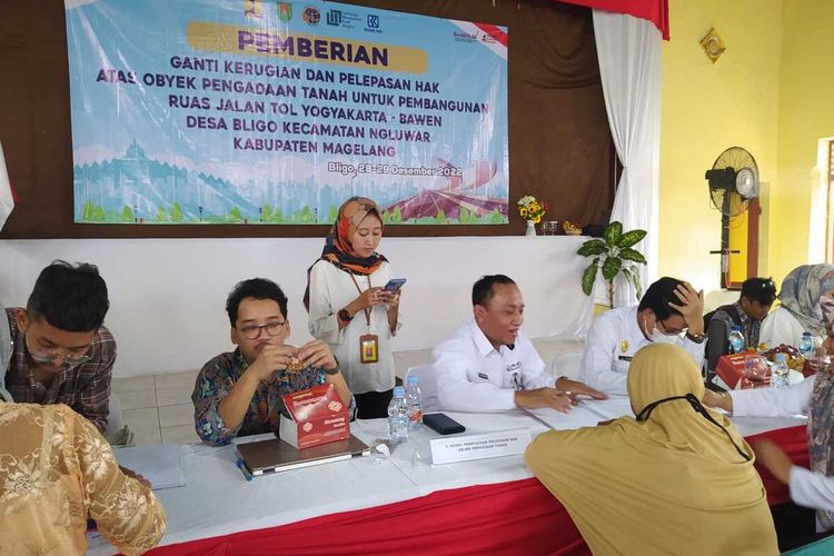 Proses pembayaran Uang Ganti Rugi (UGR) pembangunan Tol Bawen-Joga di Balai Desa Bligo, Kecamatan Ngluwar, Kabupaten Magelang, Jawa Tengah, Kamis (29/12/2022).