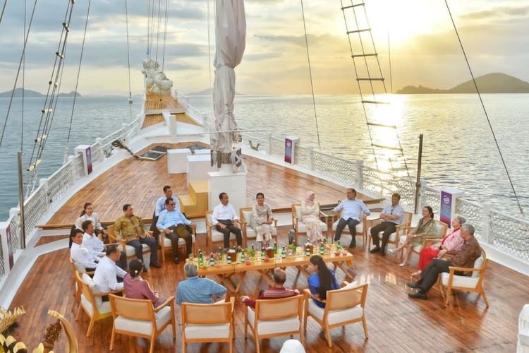 Suasana saat Presiden Joko Widodo dan Ibu Iriana mengajak para pemimpin negara ASEAN menikmati pemandangan sunset di atas kapal pinisi di Labuan Bajo, NTT, Rabu (10/5/2023). 