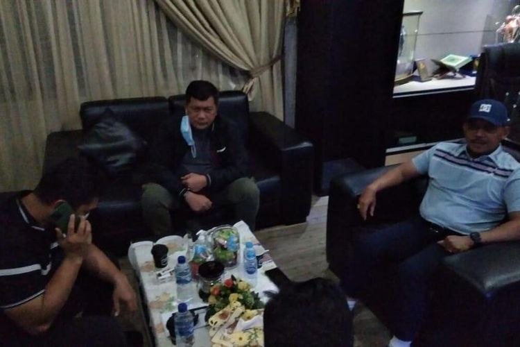 Tim Ditresnarkoba Polda Riau saat berkoordinasi dengan Kakanwil Kemenkumham Riau terkait pemeriksaan napi Lapas Pekanbaru yang diduga pengendali peredaran narkotika, Kamis (29/10/2020) malam.