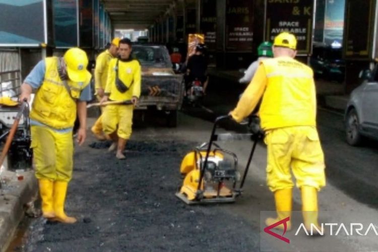 Suku Dinas Bina Marga Jakarta Selatan memperbaiki ruas jalan rusak di sekitar Jalan Haji Nawi tepatnya di persimpangan Jalan Abdul Majid di bawah Stasiun MRT Haji Nawi, Cilandak, Senin (7/2/2022).