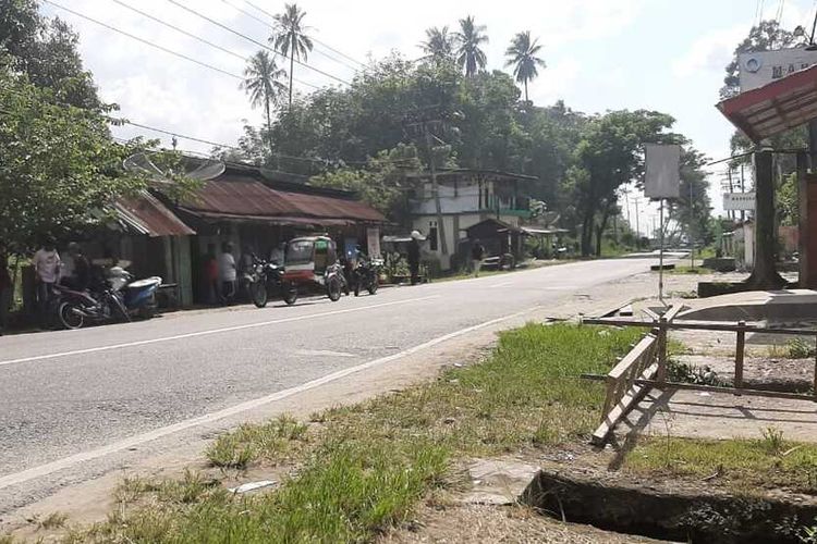 Kondisi jalan nasional yang menghubungkan Provinsi Sumatera Utara dan Sumatera Barat yang kembali diblokade warga paska bentrok di Desa Mompang Julu, Mandailing Natal, Kamis (02/07/2020). Sebelumnya, akibat aksi bentrok tersebut sedikitnya enam polisi luka-luka dan tiga kendaraan hangus dibakar massa.