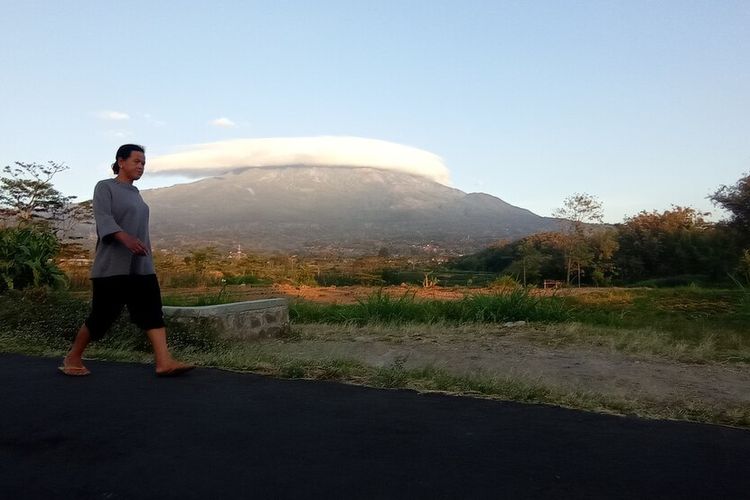 Gunung Lawu kembali bertopi. Awan yang membentuk topi tersebut terlihat jelas di Kabupaten Magetan. Awan yang menaungi Gunung Lawu bernama awan lentikularis.