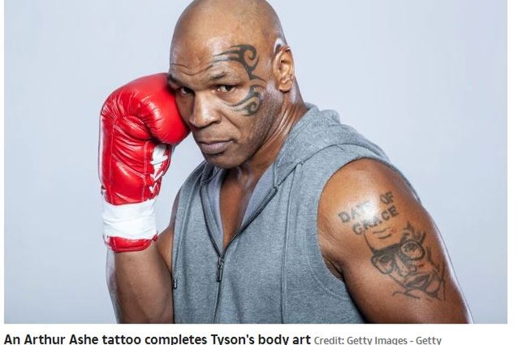 Tato Arthur Ashe yang ada di lengan kiri Mike Tyson.