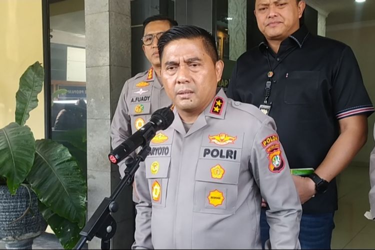 Kapolda Metro Jaya, Irjen Karyoto didamping jajarannya saat memberikan keterangannya mengenai penanganan kasus KDRT viral di Mapolrestro Depok, Kamis (25/5/2023).