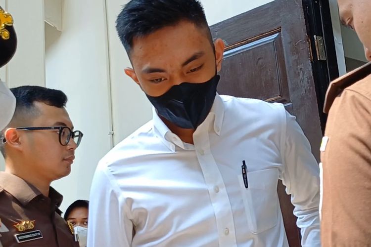 Mario Dandy Satrio (20) saat tiba di ruang sidang Pengadilan Negeri Jakarta Selatan, Selasa (15/8/2023). 