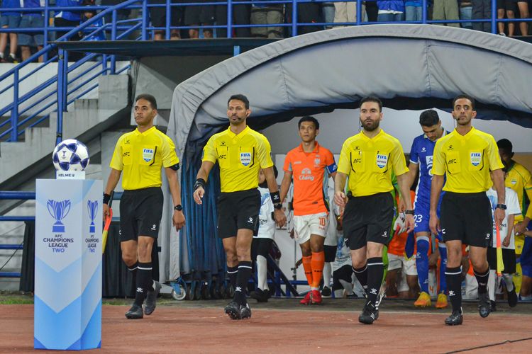 Wasit Majed Mohammed Al Shamrani (kedua dari kiri) asal Arab Saudi memimpin laga Persib vs Ratchaburi FC, Rabu (18/2/2026) dalam laga 16 besar AFC Champions League Two (ACL 2) 2025-2026. 
