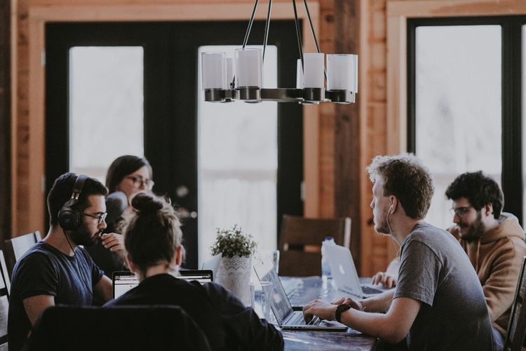 Suasana diskusi dengan rekan kerja di co-working space.