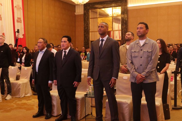 Waki Ketua Umum PSSI Zainudin Amali (kiri), Ketua Umum PSSI Erick Thohir (kedua dari kiri),  Pelatih baru Timnas Indonesia Patrick Kluivert (kedua dari kanan), dan Asisten pelatih Timnas Indonesia Denny Landzaat (kanan) menyanyikan lagu Indonesia Raya sebelum memulai konferensi pers di Hotel Mulia, Senayan, Jakarta Pusat, Minggu (12/1/2025).