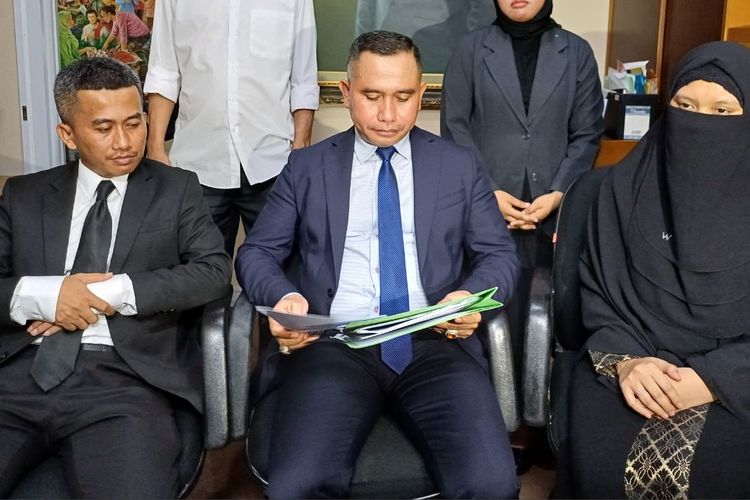 Kuasa hukum korban pencabulan anak, Kasman Sangaji (tengah) dan ibu korban bernama Hani (kanan) saat ditemui wartawan di bilangan Tebet, Jakarta Selatan, Senin (10/7/2023).