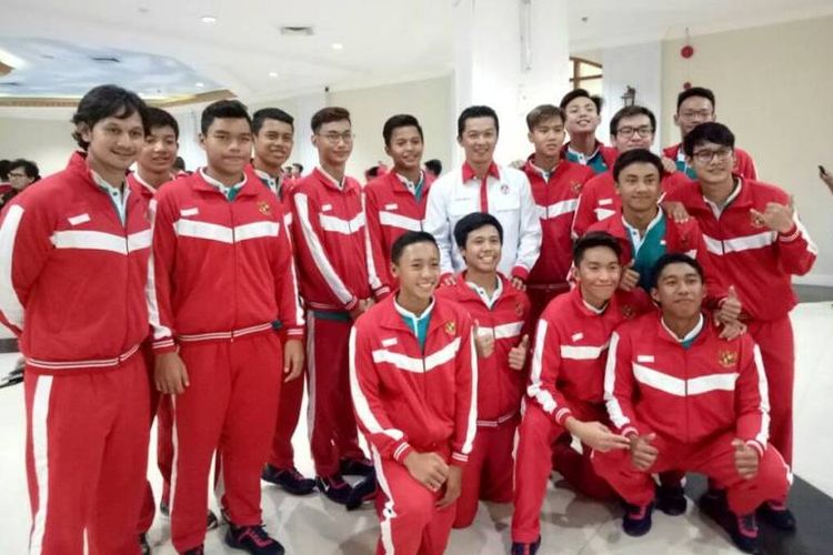 Pelatih M. Akbar Nasution dan tim renang Indonesia ke ASG 2017