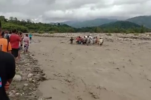 Warga Gotong Jenazah Tokoh Adat Terobos Sungai yang Banjir gara-gara Tak Ada Jembatan