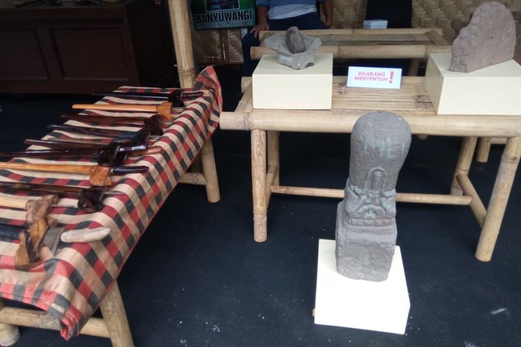 Sejumlah benda kuno dan bersejarah dipamerkan dalam Pameran Kepurbakalaan, di pelataran kantor Dinas Kebudayaan dan Pariwisata (Disbupar) Banyuwangi, 4-6 September 2021.