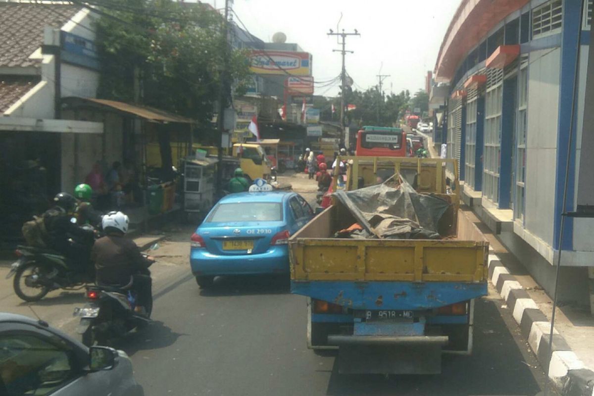 Lahan di depan Universitas Budi Luhur yang menyempit karena adanya Koridor 13 Transjakarta. Foto diambil Rabu (16/8/2017).