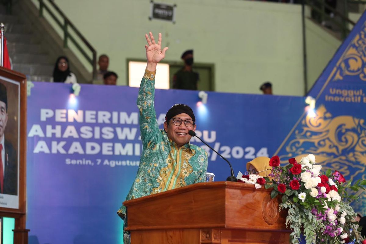 Menteri Desa Pembangunan Daerah Tertinggal dan Transmigrasi (Mendes PDTT) Abdul Halim Iskandar didampingi Istri Lilik Umi Nashriyah menghadiri sekaligus menjadi pembicara pada kegiatan Pembukaan Pengenalan Kehidupan Kampus Bagi Mahasiswa Baru Universitas Negeri Yogyakarta Tahun Ajaran 2023-2024, Selasa (8/8/23).