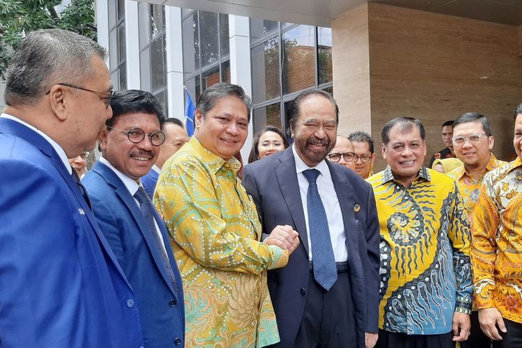Ketua Umum Partai Golkar Airlangga Hartarto menerima kedatangan Ketua Umum Partai Nasdem Surya Paloh di kantor DPP Golkar, Slipi, Jakarta, Senin (9/3/2020).