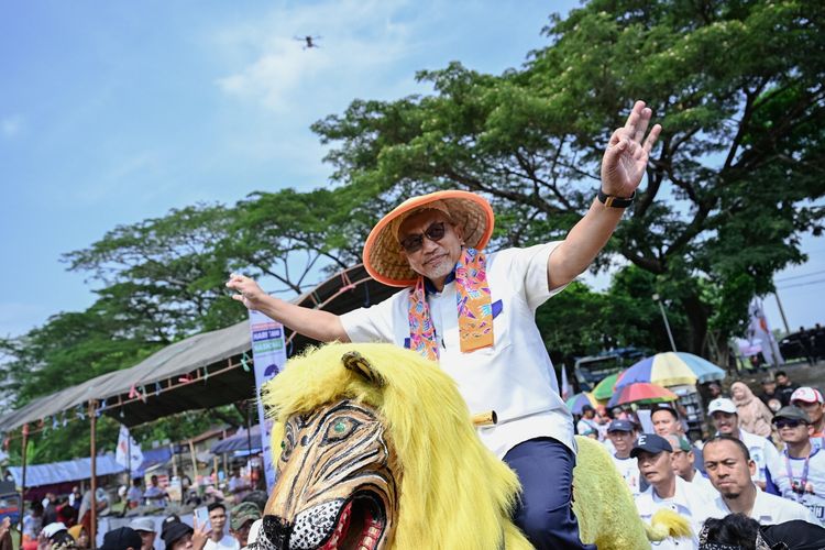 Calon Gubernur dan Wakil Gubernur Jawa Barat (Jabar) nomor urut 3, Ahmad Syaikhu dalam deklarasi dukungan yang disampaikan dalam acara Hari Tani Nasional di Lapang Sepak Bola Desa Mirat, Desa Mirat, Kecamatan Leuwimunding, Kabupaten Majalengka, Sabtu (19/10/2024).
