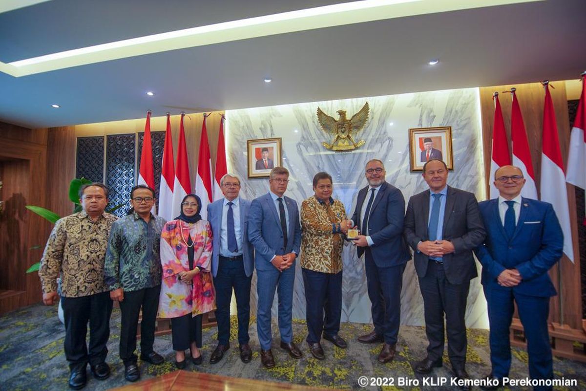 Menteri Koordinator Bidang Perekonomian (Menko Perekonomian) Airlangga Hartarto saat menerima Delegasi Komisi Luar Negeri, Pertahanan dan Angkatan Bersenjata pada Senat Republik Prancis Senator Rachid di Kantor Kementerian Koordinator Bidang Perekonomian (Kemenko Perekonomian), Selasa (13/9/2022).
